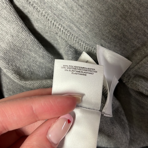 ◽️NINE WEST: Women’s size S, gray short sleeve v-neck, slightly cropped blouse◽️ - Picture 4 of 9